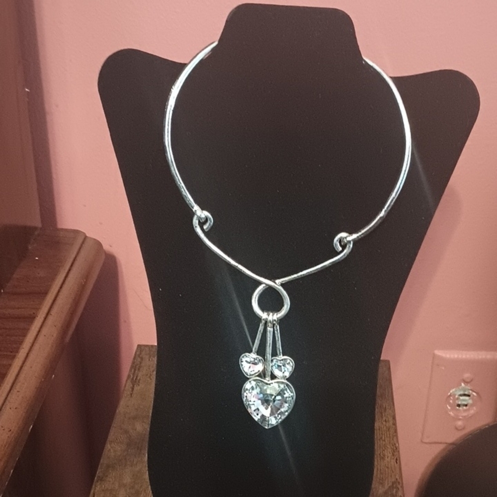 NWOT                              Elegant Silver Heart Pendant Necklace